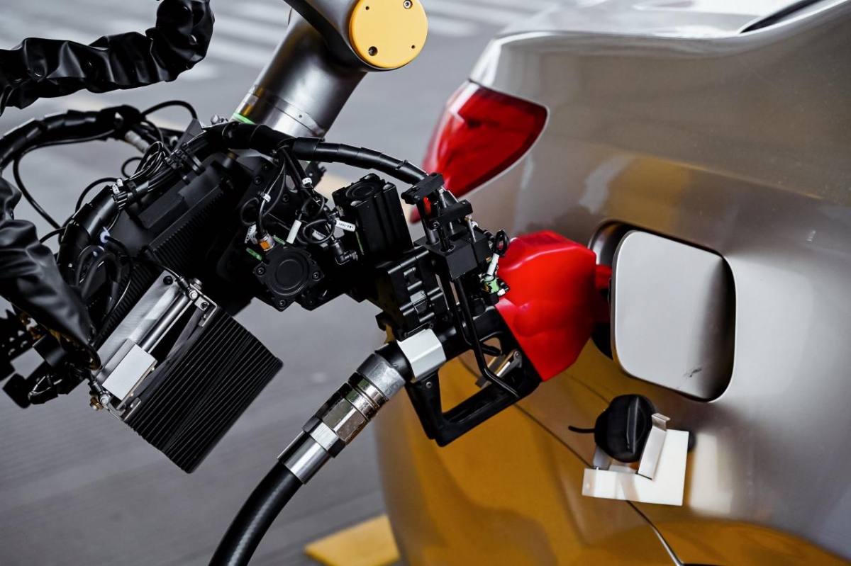 国内首款智能加油“机器人”正式上班，3分钟内即可完成！_凤凰网汽车_凤凰网