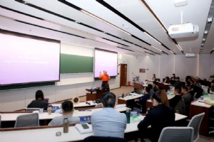 APUS李涛在清华大学授课民营企业家谈“大模型价值创造 ”