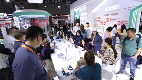 人工智能+教育助力高效学习 作业帮硬件亮相中国教装展