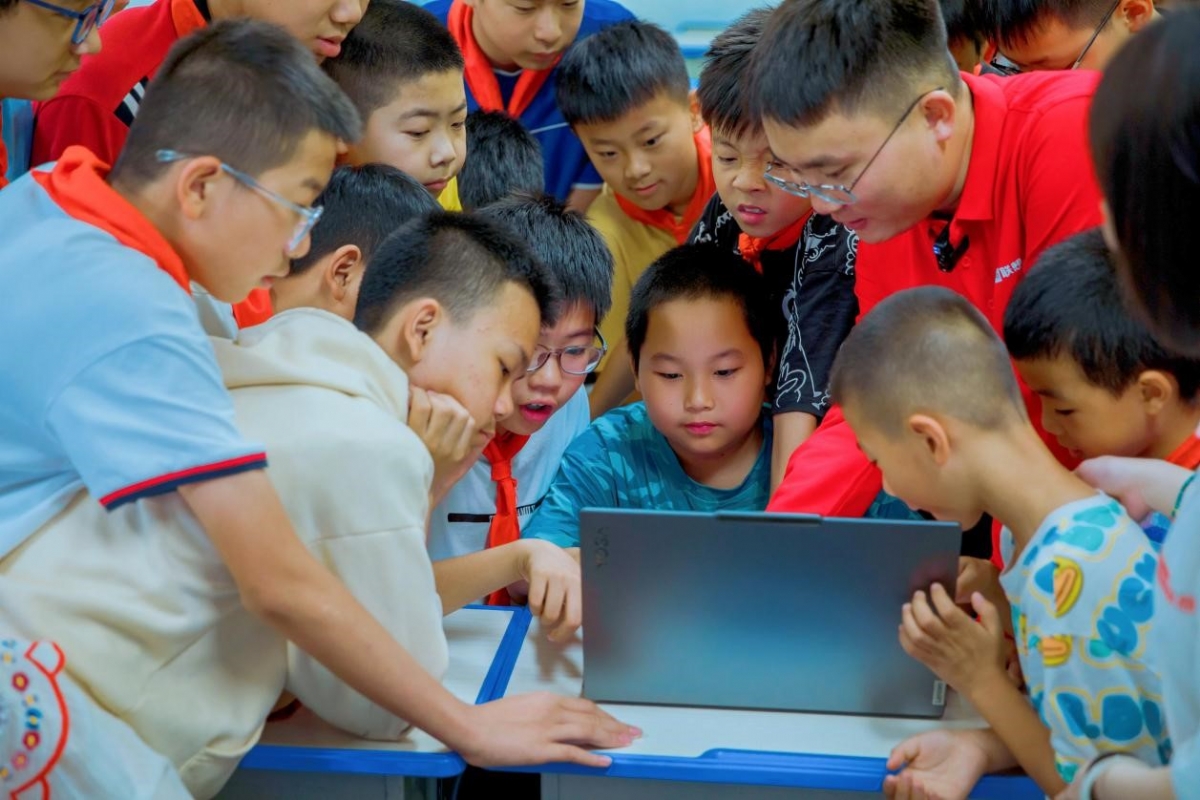 联想第一时间向5所乡村小学和公益机构捐赠AI PC新品