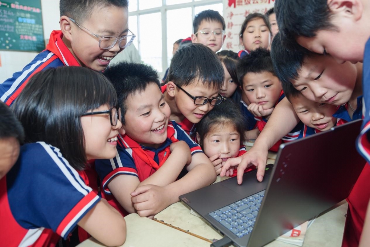 联想第一时间向5所乡村小学和公益机构捐赠AI PC新品