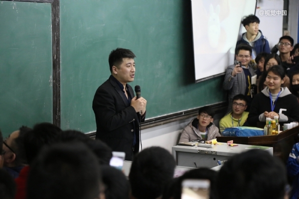 張雪峰是人生路上的收費(fèi)站