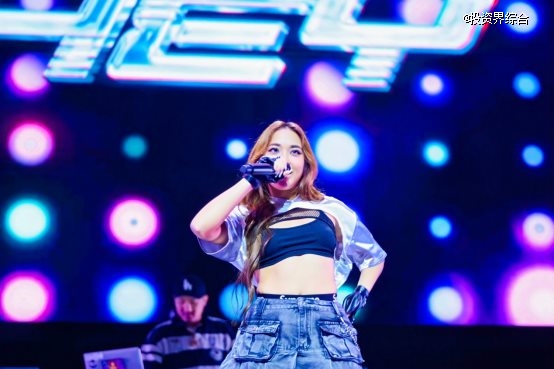 人在舞台上唱歌 中度可信度描述已自动生成