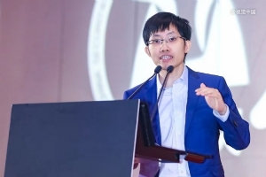 馬化騰旁邊坐了一個年輕人