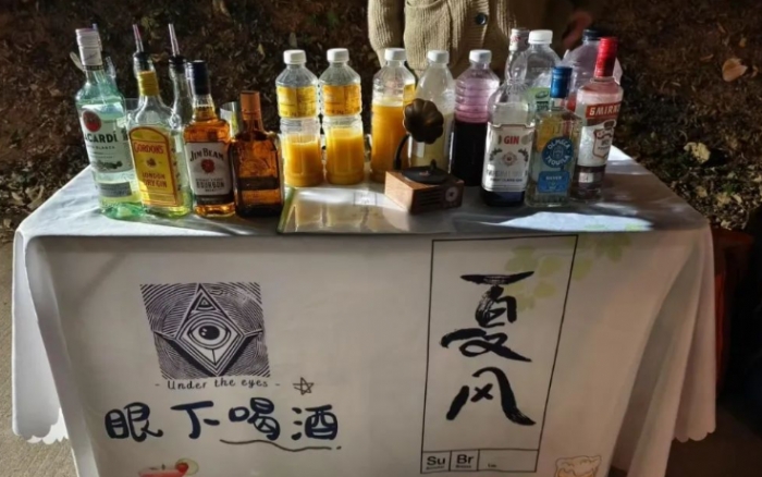 第一批擺攤賣(mài)酒的年輕人，再也不想上班了