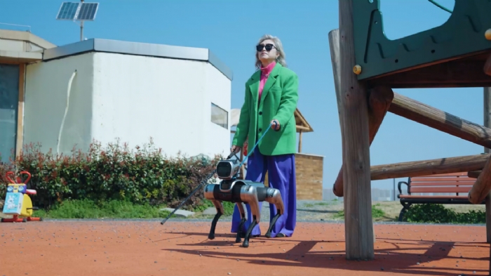 魔法原子「光引001」項(xiàng)目曝光：四足機(jī)器人化身導(dǎo)盲犬