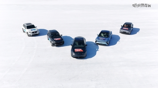 跑道上的赛车 中度可信度描述已自动生成