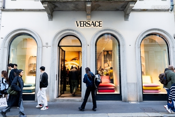 剛剛，范思哲賣了100億