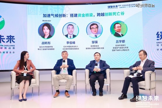 一群人站在屏幕前 描述已自动生成