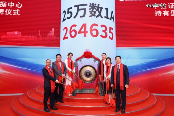 图片包含 户外, 标志, 前, 男人 AI 生成的内容可能不正确。