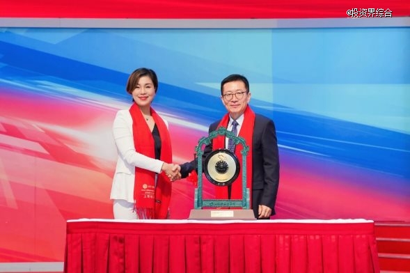 图片包含 男人, 站, 大, 飞机 AI 生成的内容可能不正确。