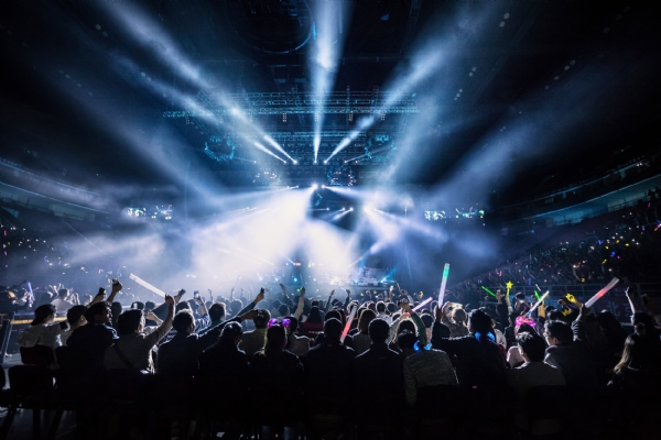 摳門的年輕人在演唱會(huì)上一擲千金