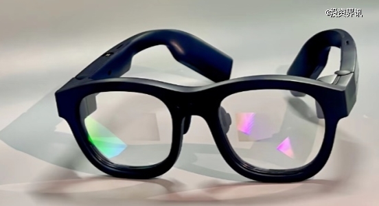 桌子上的墨镜 中度可信度描述已自动生成