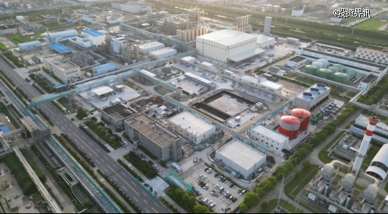 城市街道与高楼大厦的景色 AI 生成的内容可能不正确。