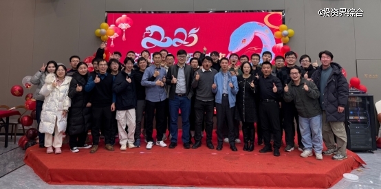 一群人站在台上 中度可信度描述已自动生成