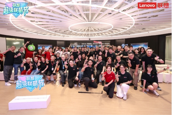 联想老友记的“人间烟火”:硬核科技与温暖陪伴如何十年共生?