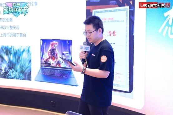 男人站在电视前 AI 生成的内容可能不正确。