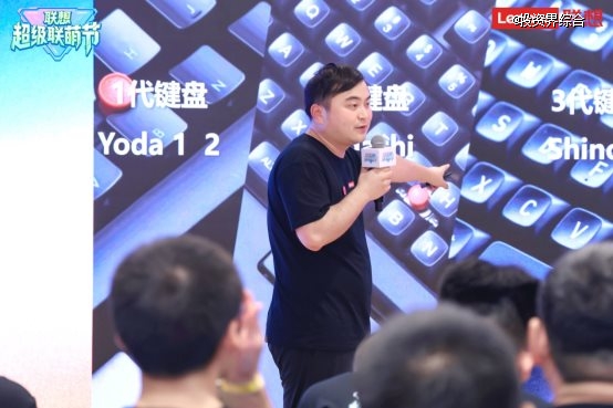 图片包含 人, 室内, 男人, 站 AI 生成的内容可能不正确。