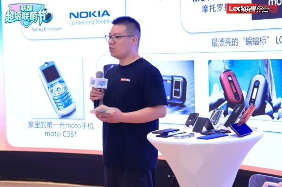 男人拿着手机 AI 生成的内容可能不正确。