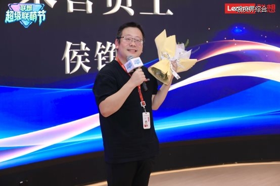 屏幕上的男人 AI 生成的内容可能不正确。