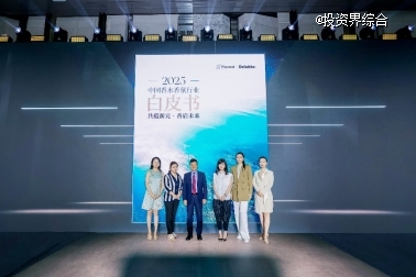 一群人站在台上 AI 生成的内容可能不正确。