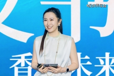 穿着蓝色衣服的女人 AI 生成的内容可能不正确。