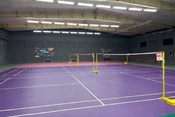 第一批回县城开球馆的羽球人，卷疯了