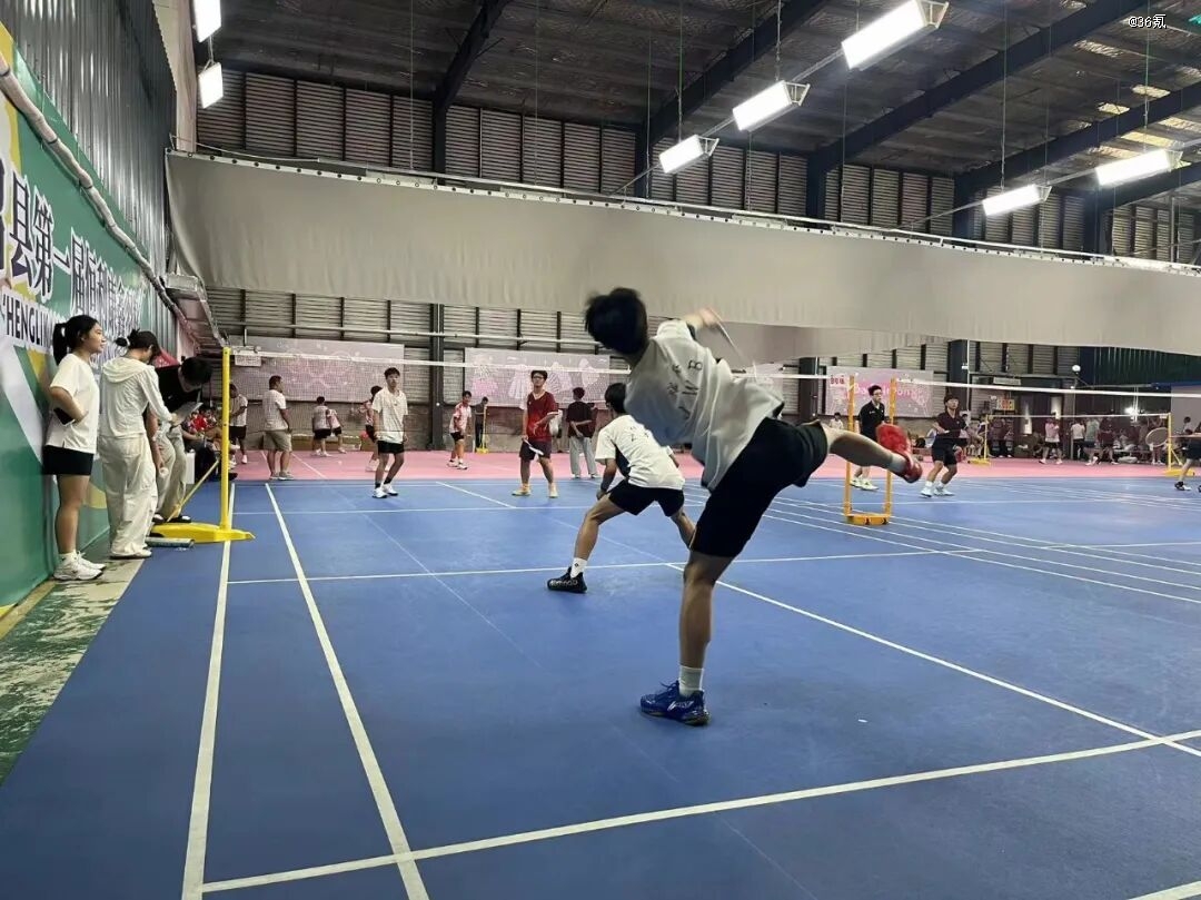 县城开球馆的羽球人卷疯了开元棋牌app第一批回(图4)
