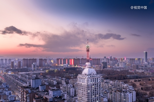 AI 陪伴的狂欢与隐忧,2025 年谁在裸泳?