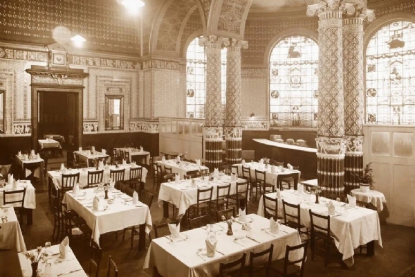 年轻人,最近抢着去博物馆炫饭