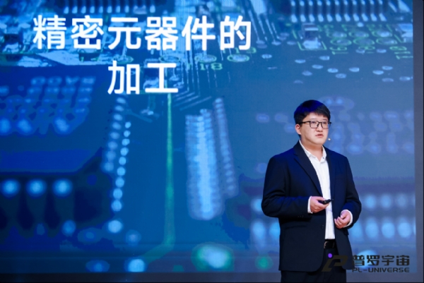 工业具身智能矩阵成型！普罗宇宙发布大白机器人2.0 及灵巧手，京东全球线上合作赋能出海