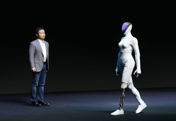 人形机器人让小鹏走上了神坛