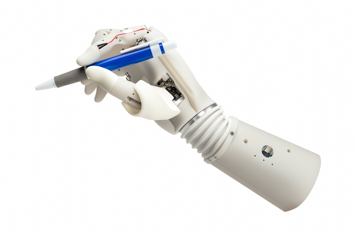 万元级仿生手以300克轻量助截肢者重拾梦想