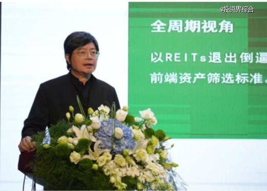 桌子上有一些绿色的植物前的人 AI 生成的内容可能不正确。