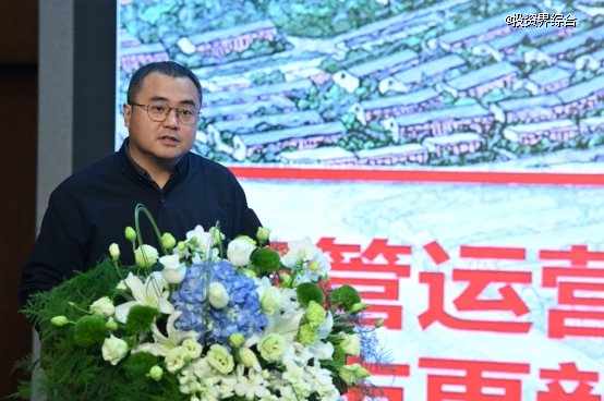 男人戴着花 AI 生成的内容可能不正确。