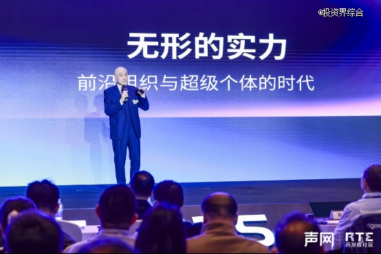 一群人站在台上 描述已自动生成