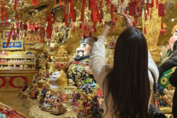 年轻人挤满了购物中心的财神店