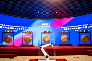 今天，港交所被挤爆：四个IPO敲锣