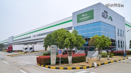 路旁的建筑 描述已自动生成