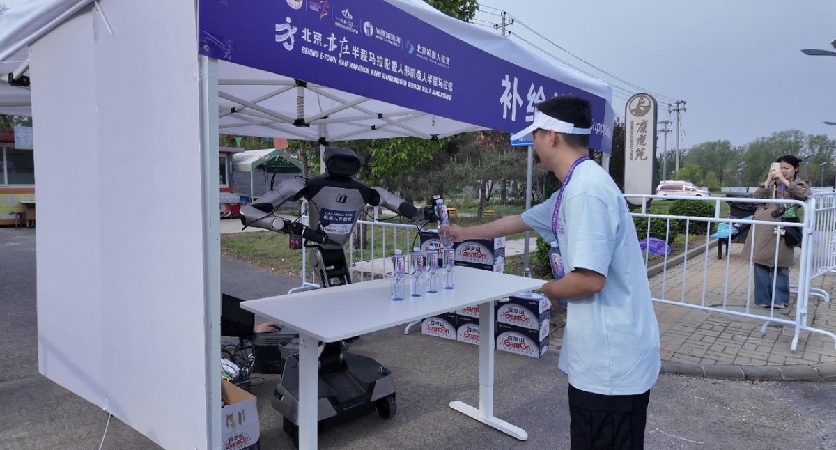 星海图机器人亮相马拉松！化身「机器人服务官」，为1.2万名跑者暖心护航