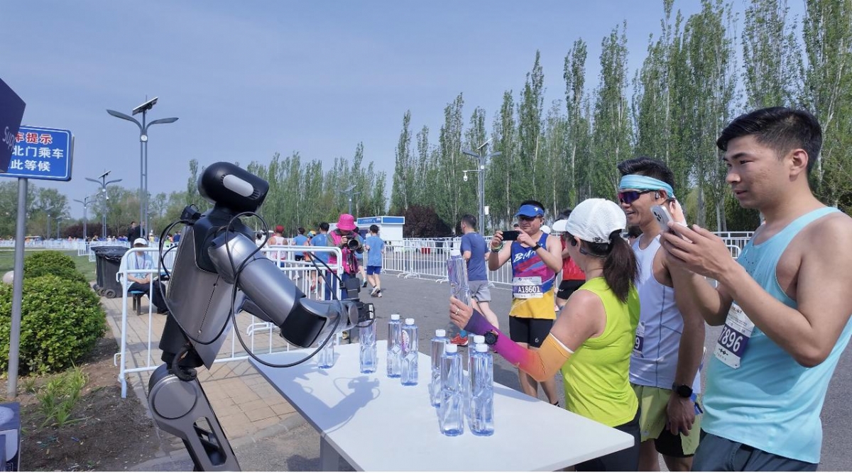 星海图机器人亮相马拉松！化身「机器人服务官」，为1.2万名跑者暖心护航
