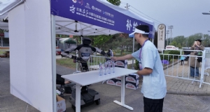 星海图机器人亮相马拉松！化身「机器人服务官」，为1.2万名跑者暖心护航