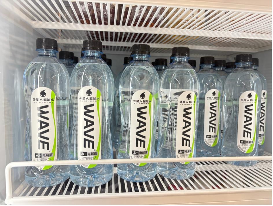 元气森林旗下外星人推出含电解质3元水，功能水品类填补市场空白