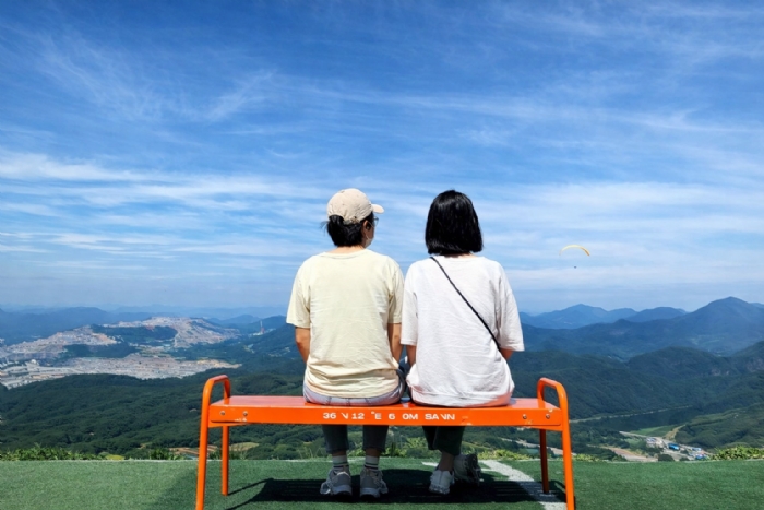 第一批没结婚的韩国中女，已经开始「领养」闺蜜了