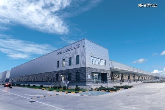 雪地上的建筑 描述已自动生成