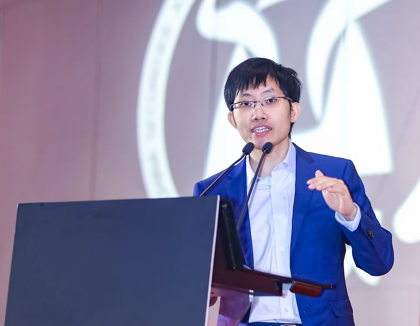 梁文锋挖来一位学弟
