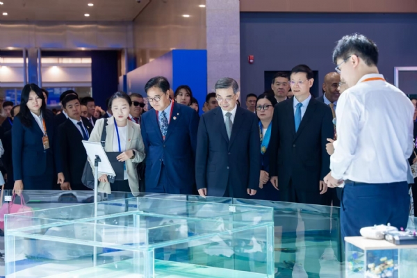 粼动科技受邀亮相第七届辽洽会 创始人储逸尘向与会国家领导人介绍水下仿生机器人成果
